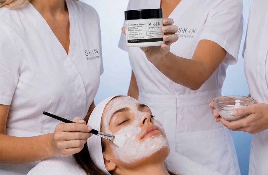 Kosmetolodzy SKIN Simply Nutrition podczas zabiegu na twarz